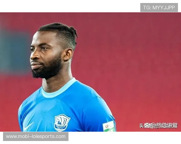 足球巨星穿军装现身引关注 震撼全球球迷的背后故事揭秘