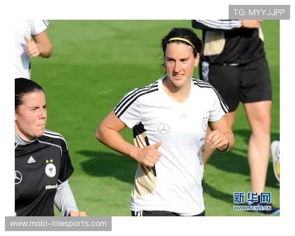 足球巨星太太的光辉背后揭秘：她们如何影响丈夫的职业生涯与生活轨迹