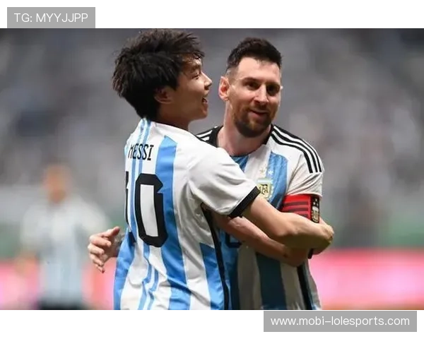 足球明星体贴小球迷的感人瞬间