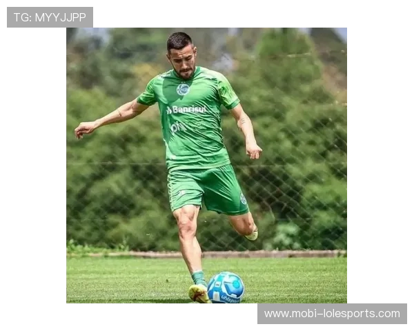 足球球星专属训练服细节解析 展现运动风采与品牌魅力